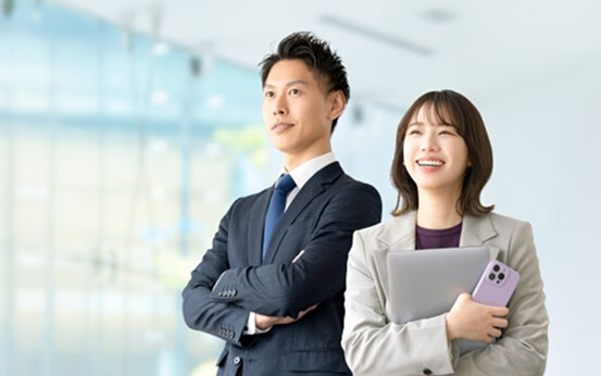 オフィスで未来を見つめるビジネスパーソン